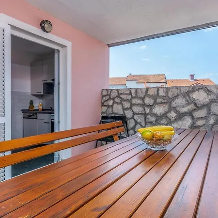 Awesome In With 1 Bedrooms And Wifi * Omisalj